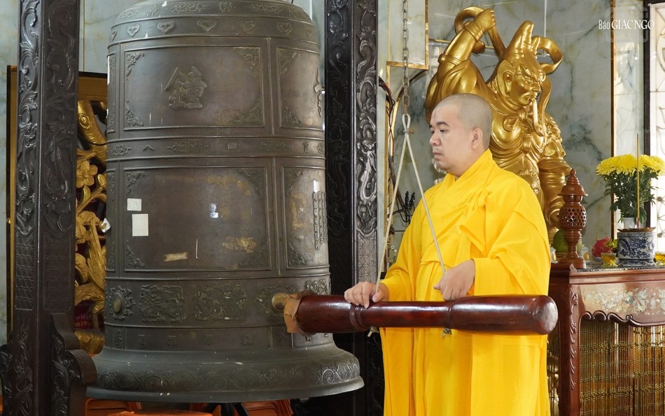 Sau thời thọ trai, trong tiếng chuông trống Bát-nhã trầm hùng, chư hành giả thực hiện thời khóa kinh hành