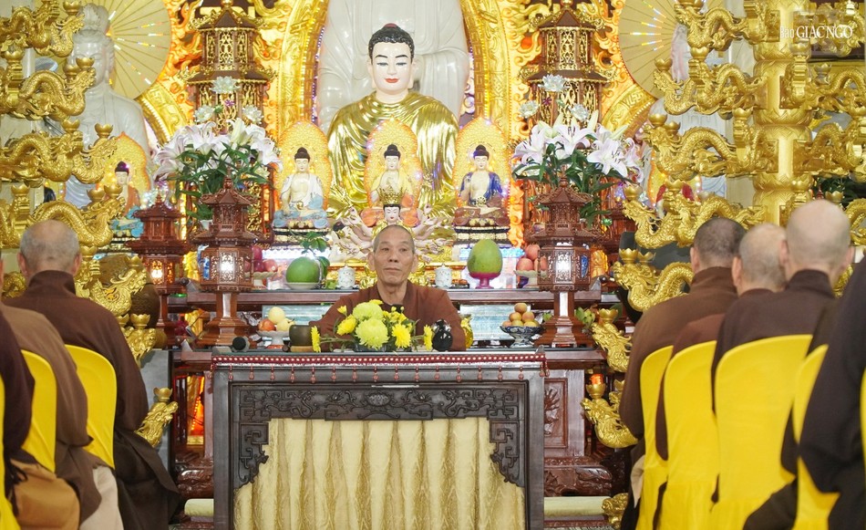 Thượng tọa Thích Giác Trí hướng dẫn Phật pháp đến hành giả an cư vào sáng thứ Bảy hàng tuần trong mùa hạ