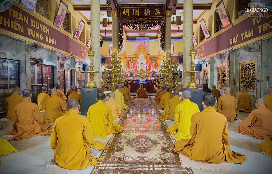 Sau thời khóa tọa thiền, là thời chỉ tịnh, kết thúc một ngày tại trường hạ chùa Quảng Đức