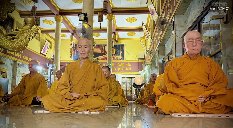 Có những hành giả phát nguyện sẽ ở yên tu tập không đi ra ngoài trong ba tháng an cư