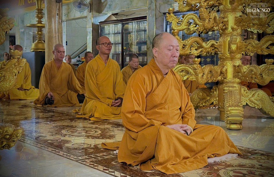 Tọa thiền tại chánh điện