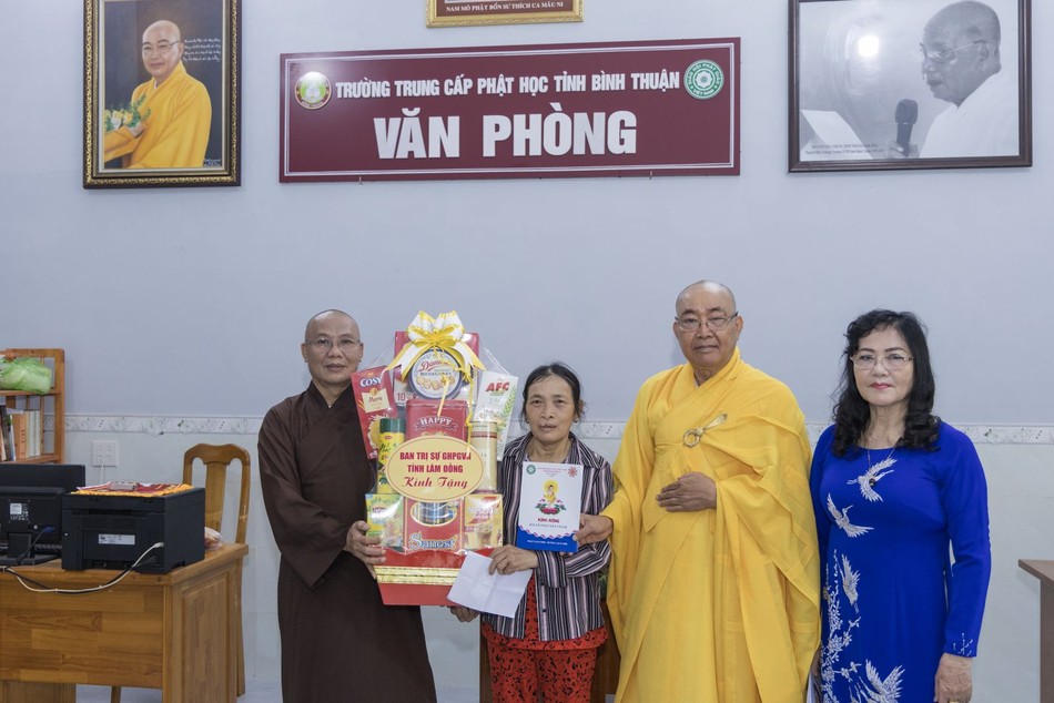 Tặng quà đến gia đình chính sách Tặng quà đến gia đình chính sách