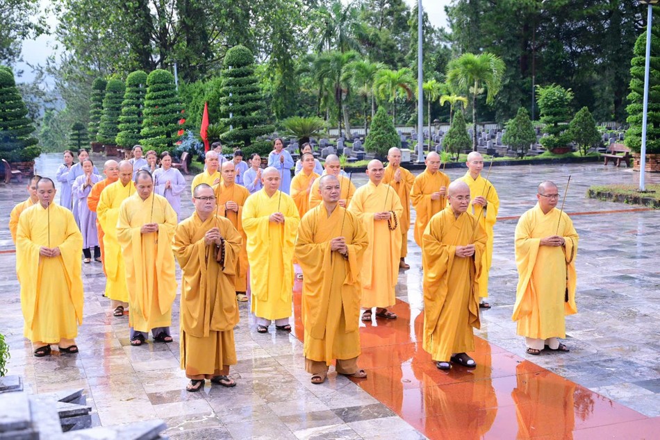 Dâng hương tưởng niệm tại Nghĩa trang Liệt sĩ Dâng hương tưởng niệm tại Nghĩa trang Liệt sĩ