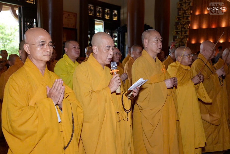 Thượng tọa Thích Quảng Chơn, Phó Thường trực Ban Nghi lễ T.Ư, Trưởng ban Nghi lễ GHPGVN TP.HCM xướng lễ