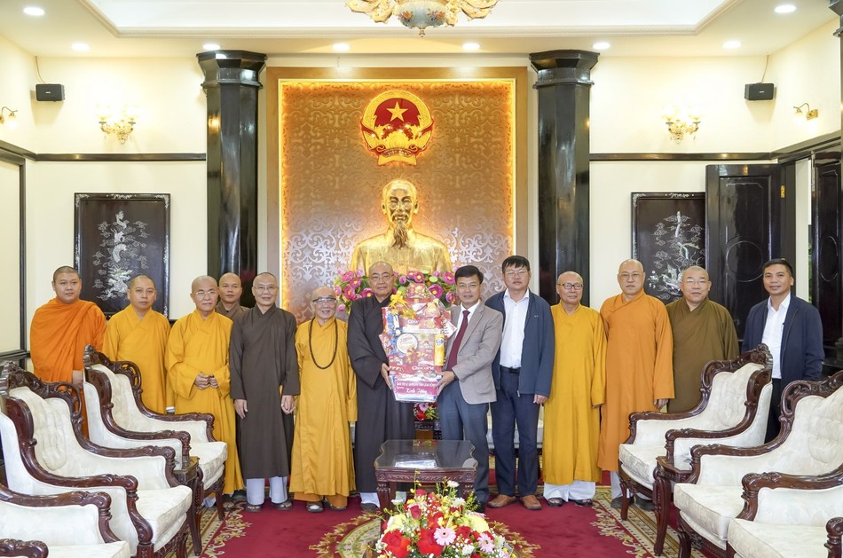 Tặng quà tại UBND tỉnh Lâm Đồng Tặng quà tại UBND tỉnh Lâm Đồng