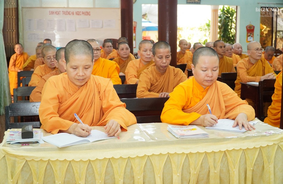 Ban Chức sự cung thỉnh chư tôn giáo phẩm thuyết giảng hàng tuần tại trường hạ. Bên cạnh đó, chư Ni giáo phẩm hệ phái Khất sĩ cũng trực tiếp chia sẻ những chuyên đề liên quan đến giáo lý, Chơn lý của Tổ sư Minh Đăng Quang và thi kệ của cố Ni trưởng Huỳnh Liên Ban Chức sự cung thỉnh chư tôn giáo phẩm thuyết giảng hàng tuần tại trường hạ. Bên cạnh đó, chư Ni giáo phẩm hệ phái Khất sĩ cũng trực tiếp chia sẻ những chuyên đề liên quan đến giáo lý, Chơn lý của Tổ sư Minh Đăng Quang và thi kệ của cố Ni trưởng Huỳnh Liên
