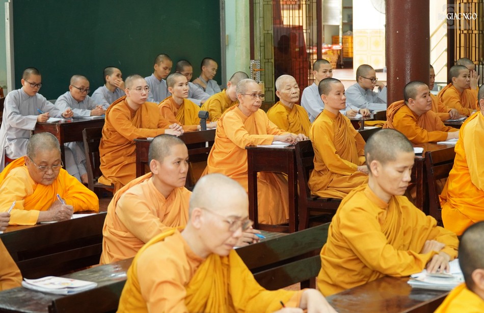 Ngoài chư Ni nội thiền, trường hạ có các vị tùng hạ đến từ các tỉnh thành, hàng tháng vân tập về trường hạ để Bố-tát định kỳ, 2 lần mỗi tháng. Trong mùa hạ, ngoài tu học, chư Ni tịnh xá Ngọc Phương cũng tổ chức đoàn đi cúng dường các trường hạ Ngoài chư Ni nội thiền, trường hạ có các vị tùng hạ đến từ các tỉnh thành, hàng tháng vân tập về trường hạ để Bố-tát định kỳ, 2 lần mỗi tháng. Trong mùa hạ, ngoài tu học, chư Ni tịnh xá Ngọc Phương cũng tổ chức đoàn đi cúng dường các trường hạ
