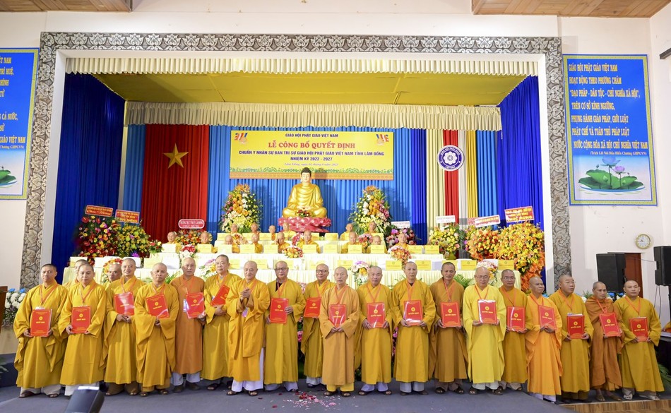 Hòa thượng Thích Huệ Thông trao quyết định đến các ban chuyên môn Hòa thượng Thích Huệ Thông trao quyết định đến các ban chuyên môn