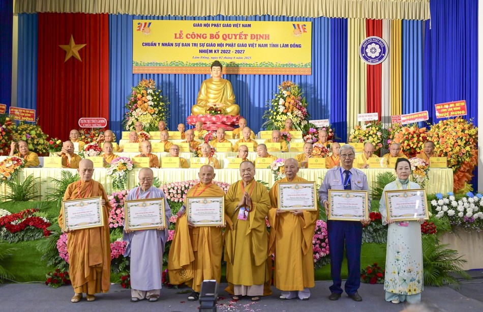 TƯGH tặng Bằng tuyên dương công đức TƯGH tặng Bằng tuyên dương công đức