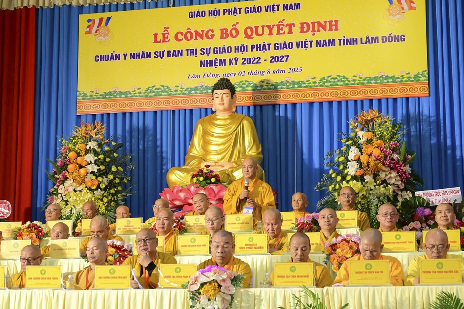 Hòa thượng Thích Huệ Thông ban đạo từ chứng minh Hòa thượng Thích Huệ Thông ban đạo từ chứng minh