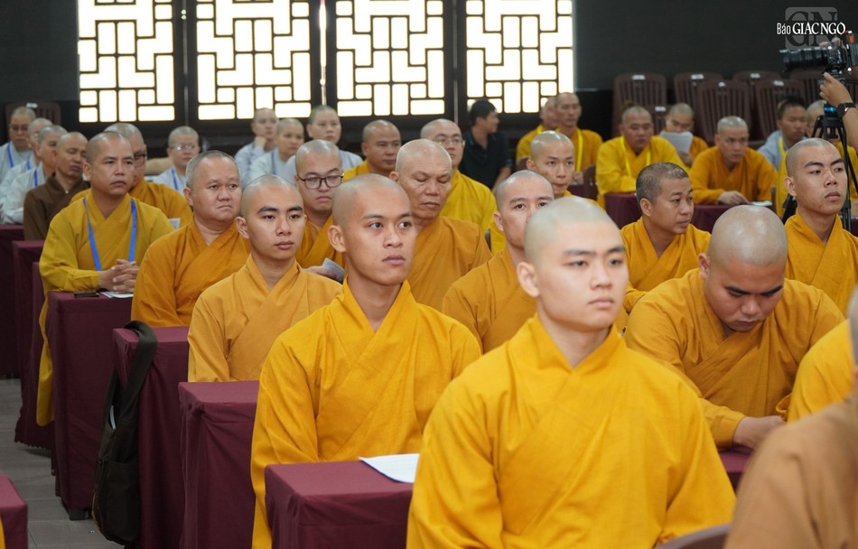 Chư Tăng chăm chú lắng nghe Chư Tăng chăm chú lắng nghe