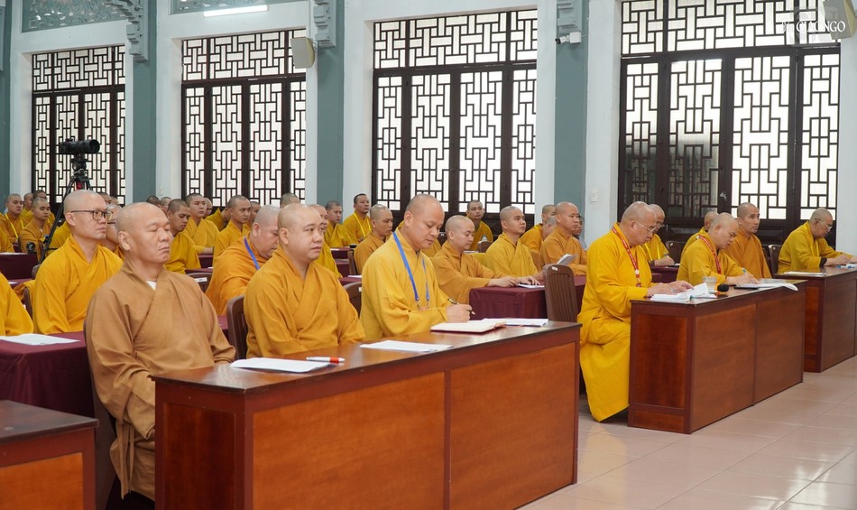 Chư hành giả lắng nghe, ghi chép những lời chỉ dạy của Trưởng lão Hòa thượng Thích Nhật Quang Chư hành giả lắng nghe, ghi chép những lời chỉ dạy của Trưởng lão Hòa thượng Thích Nhật Quang