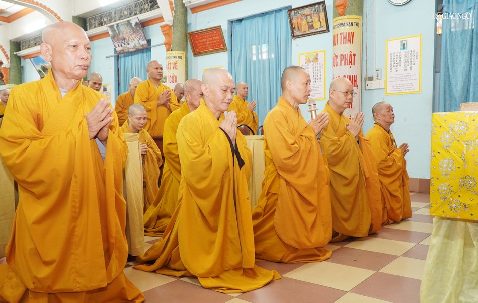 Thượng tọa Thích Minh Quang, Hóa chủ trường hạ chùa Vạn Thọ báo cáo chương trình tu học trong mùa an cư. Theo đó, mỗi ngày tại trường hạ bắt đầu lúc 3g45 và kết thúc 21g30, với các thời: công phu khuya, chấp tác, tụng kinh, quá đường, học pháp, tọa thiền...