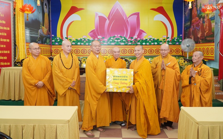 Trao cúng dường đến trường hạ chùa Vạn Thọ