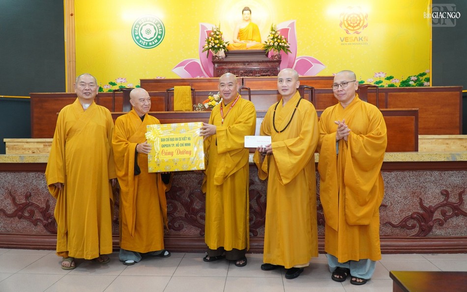 Hòa thượng Thích Nhựt Hỷ cùng chư tôn đức Ban Trị sự GHPGVN TP.HCM trao cúng dường đến trường hạ thiền viện Quảng Đức
