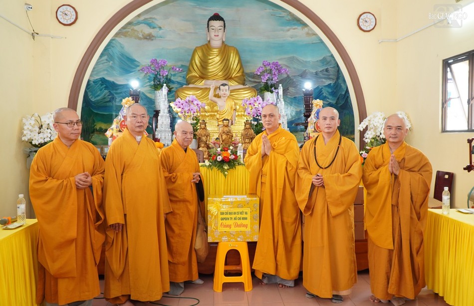 Ban Thường trực Ban Trị sự GHPGVN TP.HCM cúng dường trường hạ Phật Đà