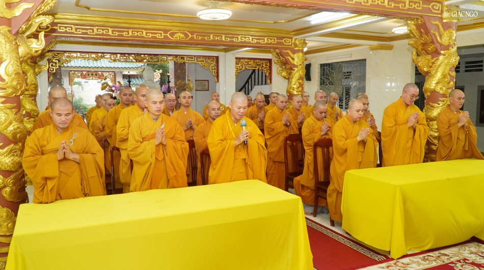 Thượng tọa Thích Minh Duyên thay mặt chư tôn đức trường hạ chùa Hưng Phước báo cáo sơ nét về khóa An cư kiết hạ tại trường hạ với trên 80 hành giả. Trường hạ cũng là điểm Bố-tát của chư Tăng Q.3 (cũ) trong mùa An cư năm nay