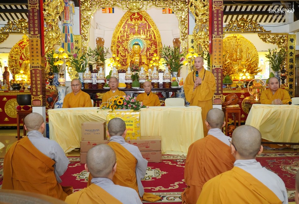 Thượng tọa Thích Minh Cần sách tấn hành giả tại trường hạ chùa Phước Hòa