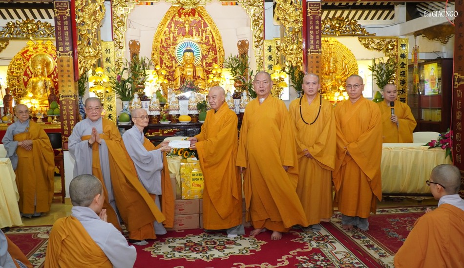Chư tôn đức Ban Thường trực Ban Trị sự GHPGVN TP.HCM trao cúng dường đến Ban chức sự trường hạ Phước Hòa