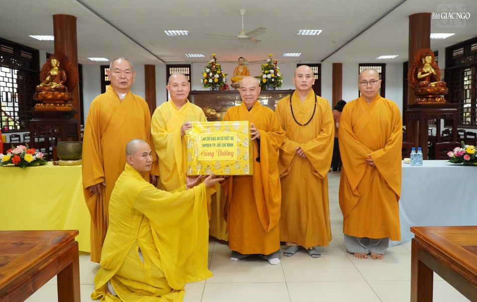 Đoàn Ban Thường trực Ban Trị sự GHPGVN TP.HCM trao cúng dường vật phẩm, tịnh tài đến trường hạ Quảng Hương Già Lam