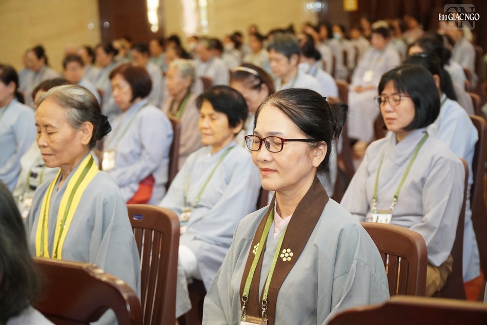 "Thở vào tâm tĩnh lặng, thở ra miệng mỉm cười" "Thở vào tâm tĩnh lặng, thở ra miệng mỉm cười"