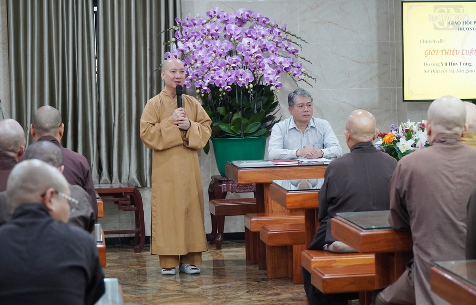 Thượng tọa Thích Nguyên Các, Phó trụ trì chùa Vĩnh Nghiêm cảm ơn đến ông Vũ Huy Long đã dành thời gian chia sẻ chuyên đề Luật Tín ngưỡng, tôn giáo đến chư Tăng an cư tại trường hạ chùa Vĩnh Nghiêm Thượng tọa Thích Nguyên Các, Phó trụ trì chùa Vĩnh Nghiêm cảm ơn đến ông Vũ Huy Long đã dành thời gian chia sẻ chuyên đề Luật Tín ngưỡng, tôn giáo đến chư Tăng an cư tại trường hạ chùa Vĩnh Nghiêm