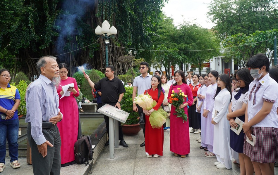 PGS.TS Nguyễn Thiện Tống nói về nhân duyên có học bổng Quách Thị Trang đến các em nữ sinh và thầy cô giáo