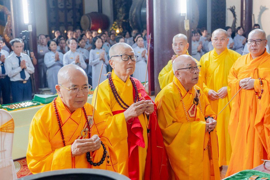 Chư tôn giáo phẩm dâng hương, đảnh lễ Tam bảo Chư tôn giáo phẩm dâng hương, đảnh lễ Tam bảo