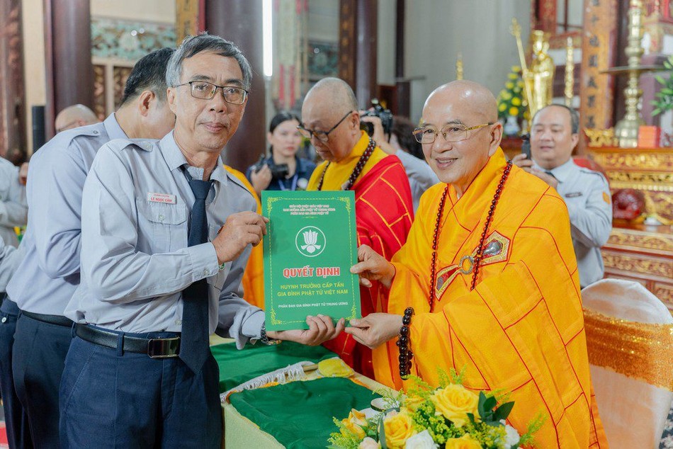 Hòa thượng Thích Khế Chơn trao quyết định đến các huynh trưởng cấp Tấn Hòa thượng Thích Khế Chơn trao quyết định đến các huynh trưởng cấp Tấn