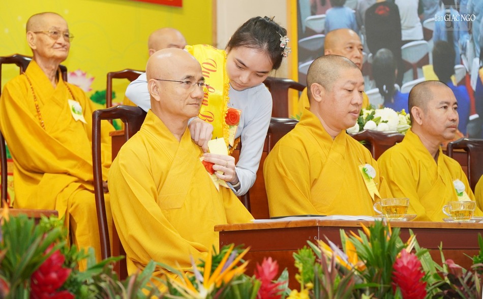 Phật tử cài hoa Vu lan đến chư tôn đức Phật tử cài hoa Vu lan đến chư tôn đức