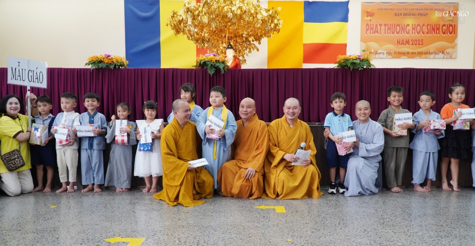 Các em học sinh mẫu giáo hoan hỷ đón nhận phần thưởng từ chư tôn đức