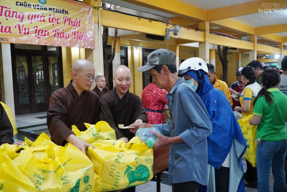 Mỗi phần quà gồm có 300 ngàn đồng tiền mặt và các nhu yếu phẩm Mỗi phần quà gồm có 300 ngàn đồng tiền mặt và các nhu yếu phẩm