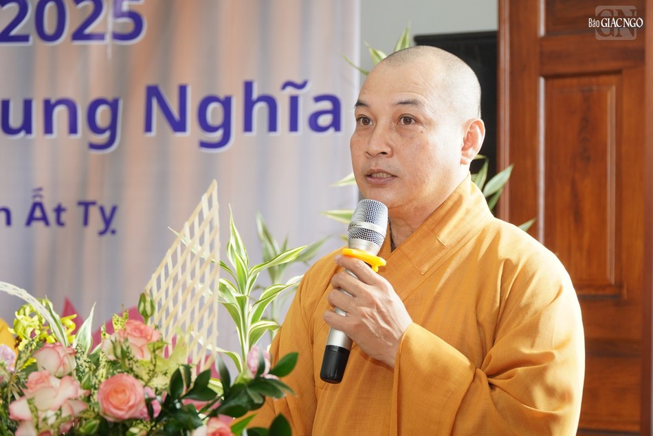 Đại đức Thích Quang Nghĩa báo cáo an cư
