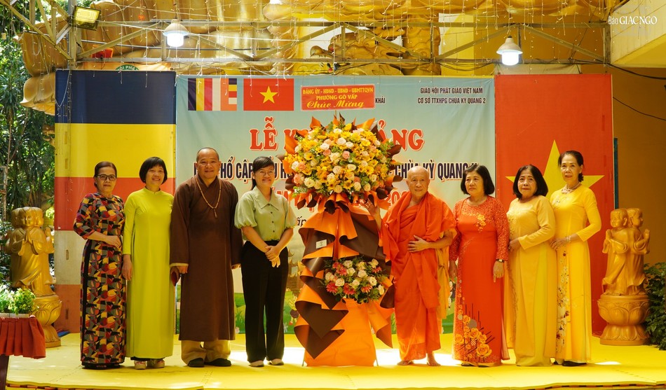 Đại diện chính quyền P.Gò Vấp tặng hoa chúc mừng đến thầy cô giáo