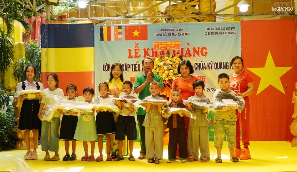 Tặng ba lô, sách vở đến các em học sinh