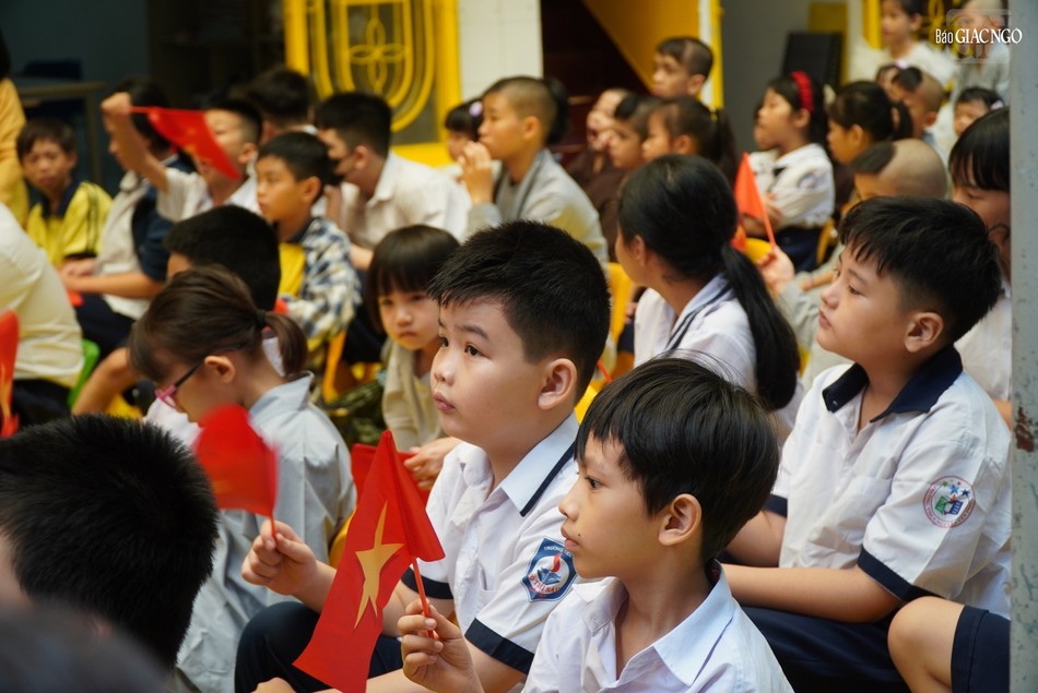 Các em học sinh Lớp Phổ cập Tiểu học Trần Quang Khải - chùa Kỳ Quang 2