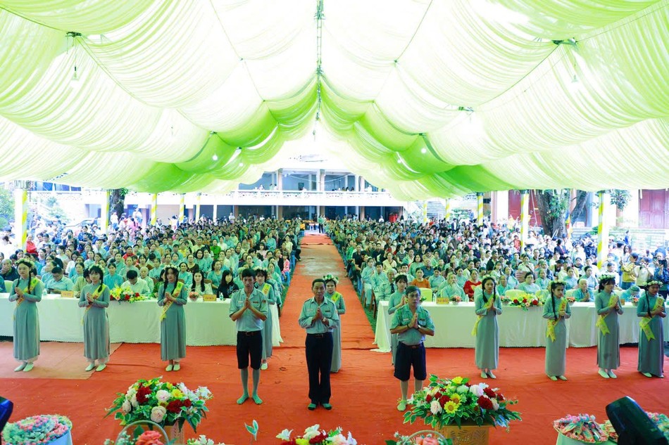 Các em đoàn sinh Gia đình Phật tử thực hiện nghi thức dâng hoa Các em đoàn sinh Gia đình Phật tử thực hiện nghi thức dâng hoa