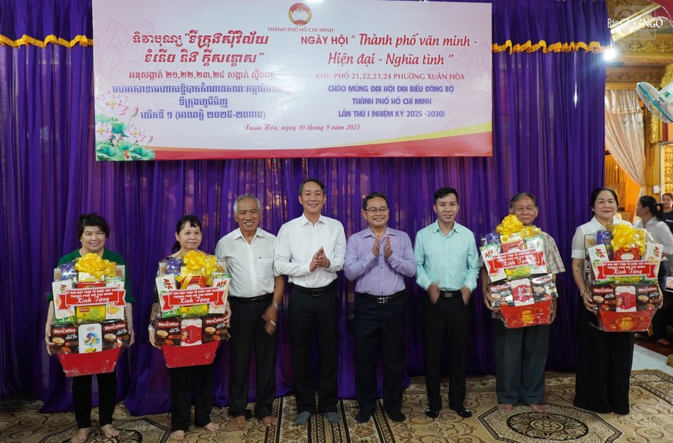 UBMTTQVN TP.HCM tặng quà đến Ban công tác Mặt trận khu phố đã phối hợp hoạt động Ngày hội “Thành phố văn minh, hiện đại, nghĩa tình” UBMTTQVN TP.HCM tặng quà đến Ban công tác Mặt trận khu phố đã phối hợp hoạt động Ngày hội “Thành phố văn minh, hiện đại, nghĩa tình”