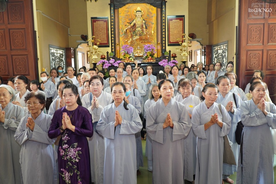 Đông đảo Phật tử về chùa dự lễ Đông đảo Phật tử về chùa dự lễ