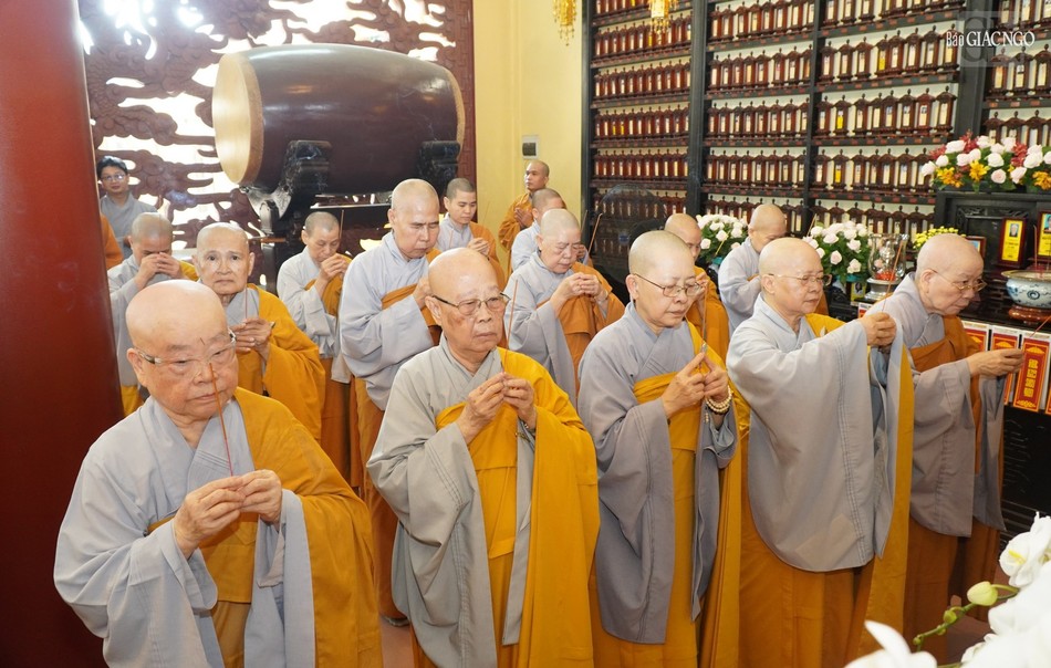 Chư Ni thành kính dâng hương tưởng niệm Chư Ni thành kính dâng hương tưởng niệm