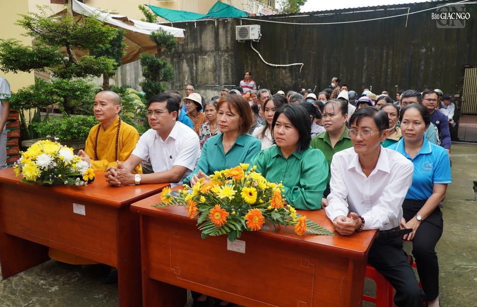Ông Thạch Nghi Xuân, Ủy viên Thường trực, Trưởng ban Dân tộc - Tôn giáo Ủy ban MTTQVN TP.HCM; bà Nguyễn Thị Ngọc Thanh, Phó Giám đốc Trung tâm An sinh xã hội TP.HCM, cùng đại diện chính quyền P.Long Trường tham dự Ông Thạch Nghi Xuân, Ủy viên Thường trực, Trưởng ban Dân tộc - Tôn giáo Ủy ban MTTQVN TP.HCM; bà Nguyễn Thị Ngọc Thanh, Phó Giám đốc Trung tâm An sinh xã hội TP.HCM, cùng đại diện chính quyền P.Long Trường tham dự