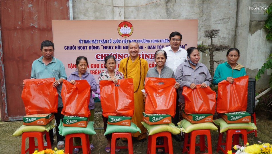 Có 300 phần quà được chùa Thiền Giác trao tặng dịp này Có 300 phần quà được chùa Thiền Giác trao tặng dịp này