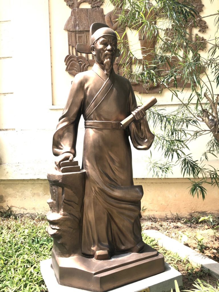 Tượng danh sĩ Ngô Thì Nhậm tại vườn tượng danh nhân Bảo tàng Văn học Việt Nam Tượng danh sĩ Ngô Thì Nhậm tại vườn tượng danh nhân Bảo tàng Văn học Việt Nam