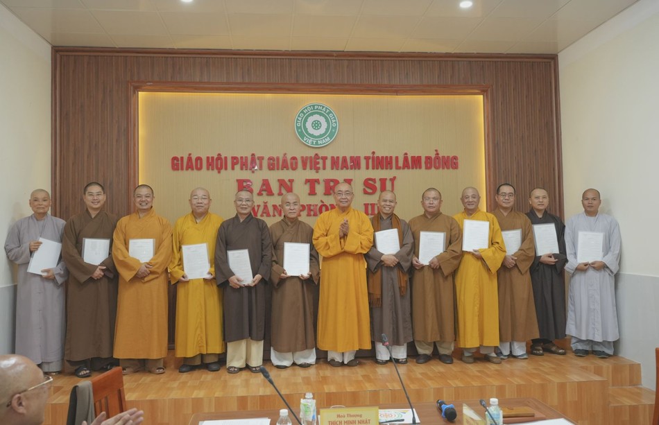 Trao quyết định và con dấu đến đại diện các ban chuyên môn Trao quyết định và con dấu đến đại diện các ban chuyên môn