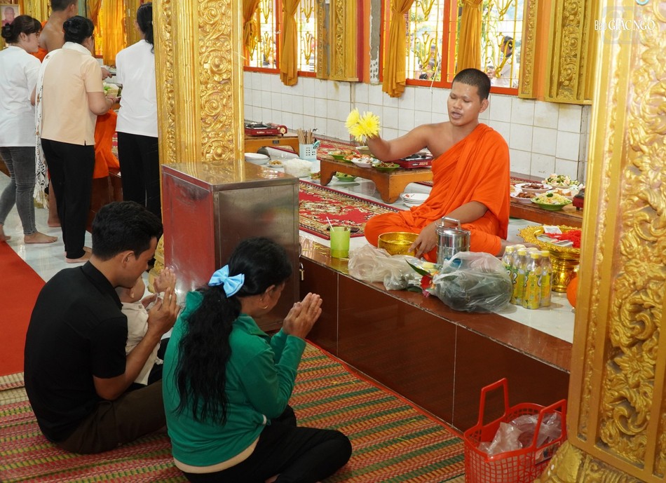 Dâng cúng thức ăn lên chư Tăng