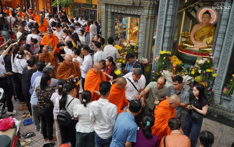 Đặt bát cúng dường