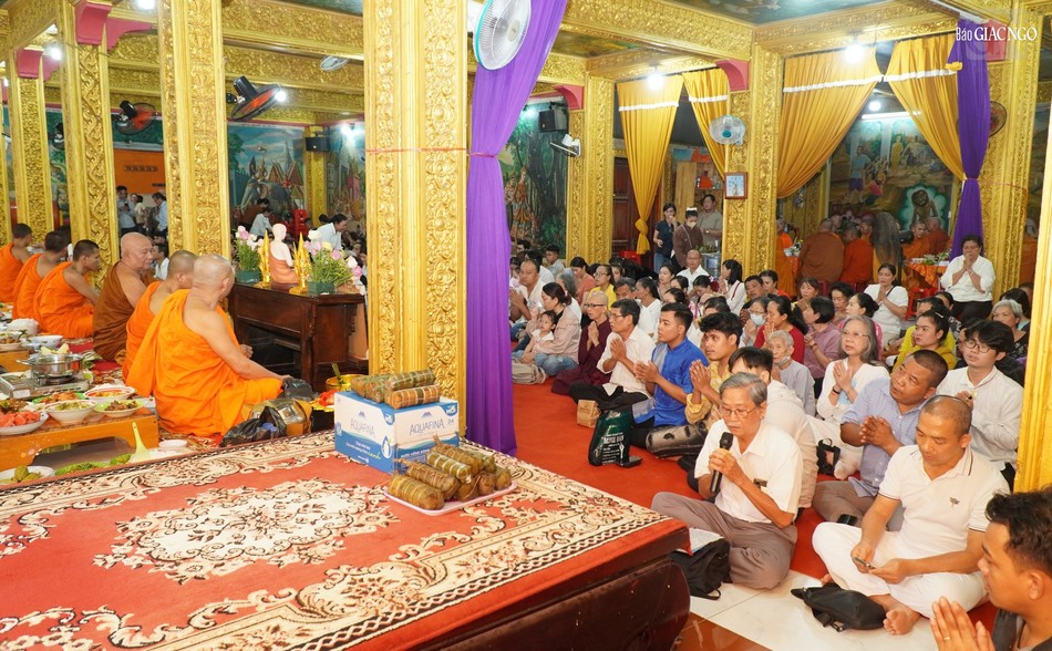 Lễ dâng cúng trai Tăng hồi hướng phước lành đến cha mẹ hiện tiền được sức khỏe, người quá vãng được siêu sanh miền tịnh cảnh