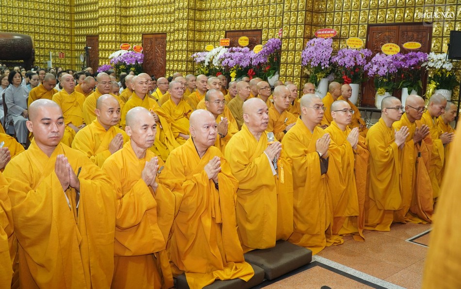 Thượng tọa Thích Nhật Thiện đại diện môn đồ đệ tử dâng lời tác bạch Thượng tọa Thích Nhật Thiện đại diện môn đồ đệ tử dâng lời tác bạch