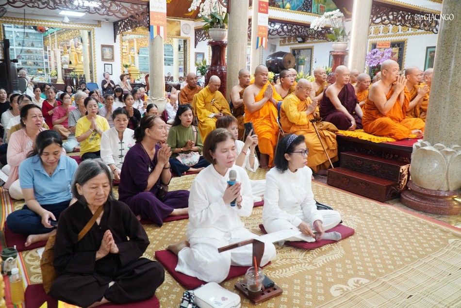 Phật tử thành kính tưởng niệm