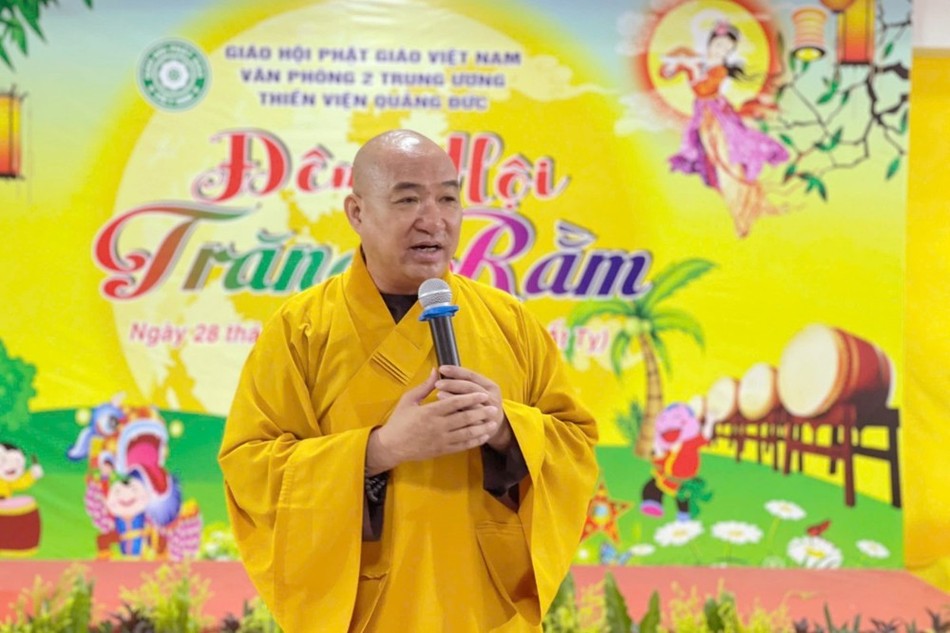 Thượng tọa Thích Phước Nguyên phát biểu tại Đêm hội Trăng rằm Thượng tọa Thích Phước Nguyên phát biểu tại Đêm hội Trăng rằm